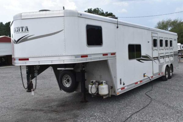 2013 Lakota Charger 8411LQ 4 Horse Trailer with 13' Short Wall - Image 9