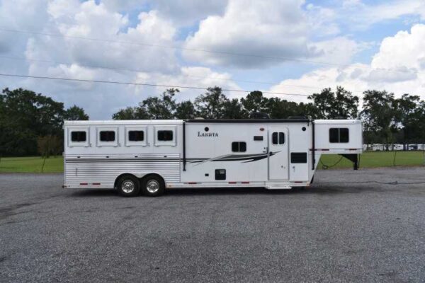 2013 Lakota Charger 8411LQ 4 Horse Trailer with 13' Short Wall