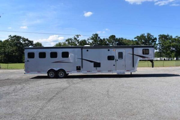 2022 Bison Desperado 8413BG 4 Horse Trailer with 13' Short Wall