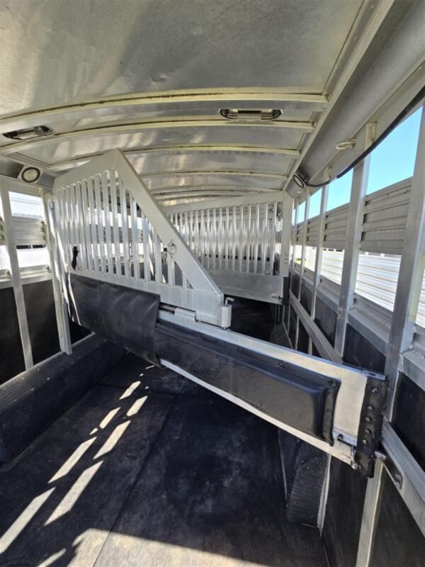 2006 C&C 4 Horse Gooseneck Trailer - Image 5