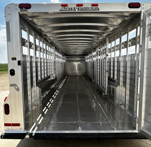 New 2024 Elite Trailers 32FT TRIPLE AXLE STOCK TRAILER W/ 3 COMPARTMENTS - Image 11