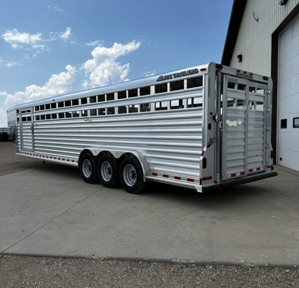 New 2024 Elite Trailers 32FT TRIPLE AXLE STOCK TRAILER W/ 3 COMPARTMENTS - Image 3