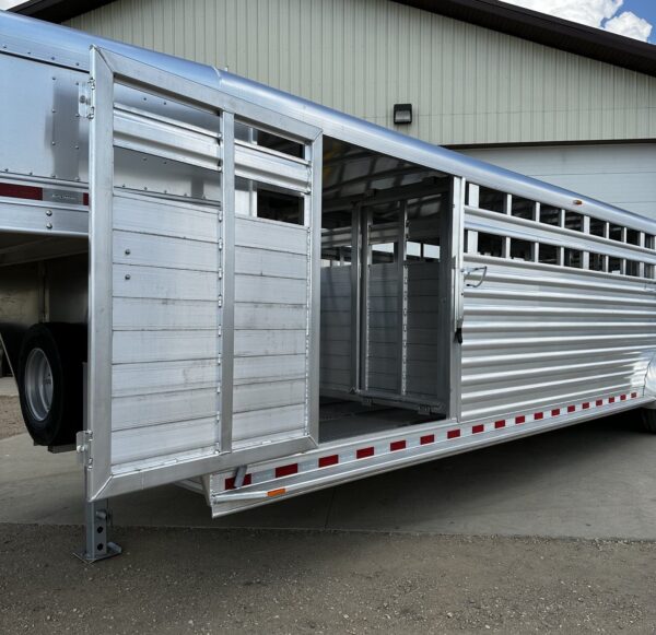 New 2024 Elite Trailers 32FT TRIPLE AXLE STOCK TRAILER W/ 3 COMPARTMENTS - Image 6