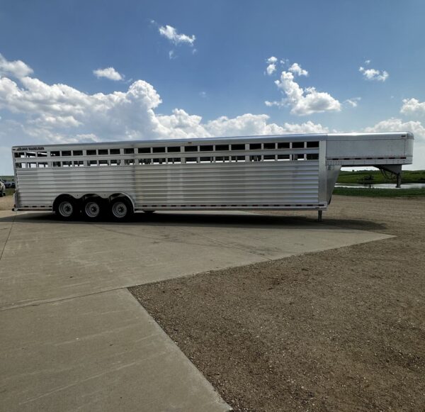 New 2024 Elite Trailers 32FT TRIPLE AXLE STOCK TRAILER W/ 3 COMPARTMENTS - Image 5