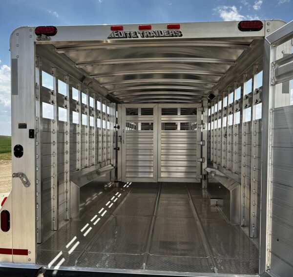 New 2024 Elite Trailers 32FT TRIPLE AXLE STOCK TRAILER W/ 3 COMPARTMENTS - Image 9