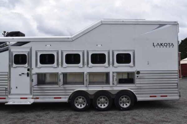 2021 Lakota BigHorn 8519TBB 5 Horse Trailer with 19' Short Wall - Image 10