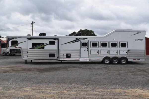 2021 Lakota BigHorn 8519TBB 5 Horse Trailer with 19' Short Wall - Image 8