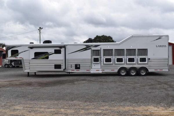 2021 Lakota BigHorn 8519TBB 5 Horse Trailer with 19' Short Wall - Image 9