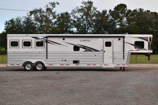 2021 Lakota BIGHORN 8316SRGLQ 3 Horse Trailer with 16' Short Wall - Image 2