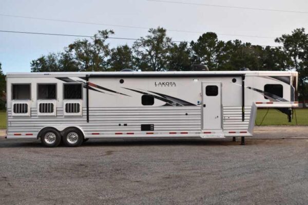 2021 Lakota BIGHORN 8316SRGLQ 3 Horse Trailer with 16' Short Wall - Image 3