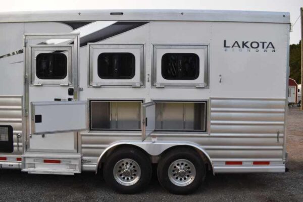 2021 Lakota BIGHORN 8316SRGLQ 3 Horse Trailer with 16' Short Wall - Image 9