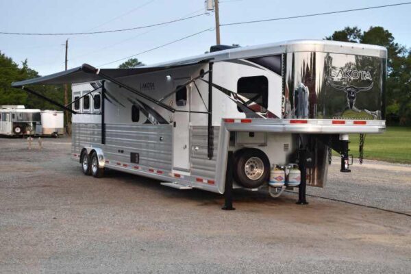 2021 Lakota BIGHORN 8316SRGLQ 3 Horse Trailer with 16' Short Wall - Image 5