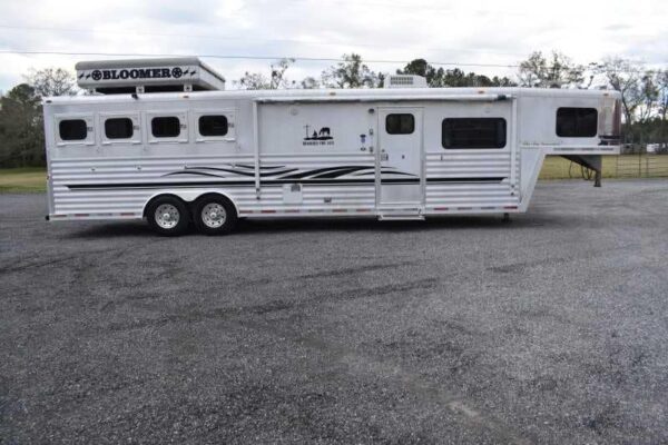 2003 Bloomer 8414LQ 4 Horse Trailer with 14' Short Wall - Image 2