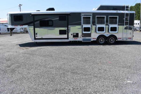 2020 Bison Laredo 3 Horse Trailer with 11' Short Wall - Image 10