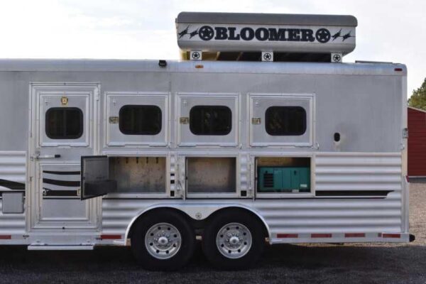 2003 Bloomer 8414LQ 4 Horse Trailer with 14' Short Wall - Image 7