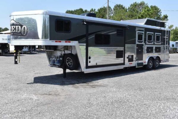 2020 Bison Laredo 3 Horse Trailer with 11' Short Wall - Image 8