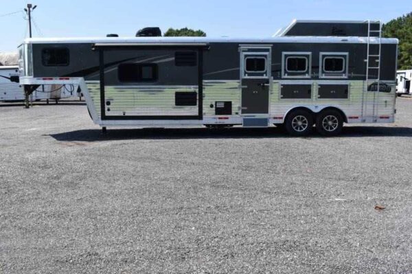 2020 Bison Laredo 3 Horse Trailer with 11' Short Wall - Image 9