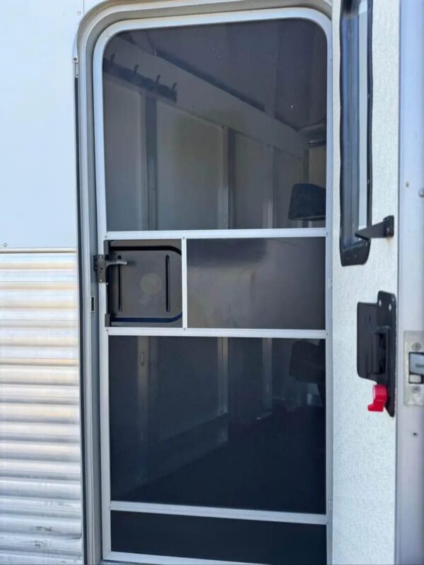 2008 Exiss Sport ES 30B 3 horse slant horse trailer - Image 6