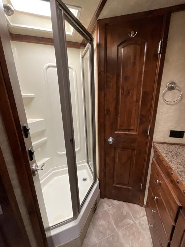 2014 Logan Coach RAZ4GNHDLQ 40' 4 horse Razor GN Horse Trailer**WITH WALK IN CLOSET** - Image 17