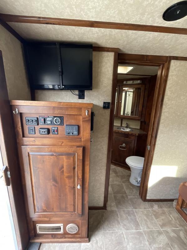 2014 Logan Coach RAZ4GNHDLQ 40' 4 horse Razor GN Horse Trailer**WITH WALK IN CLOSET** - Image 18