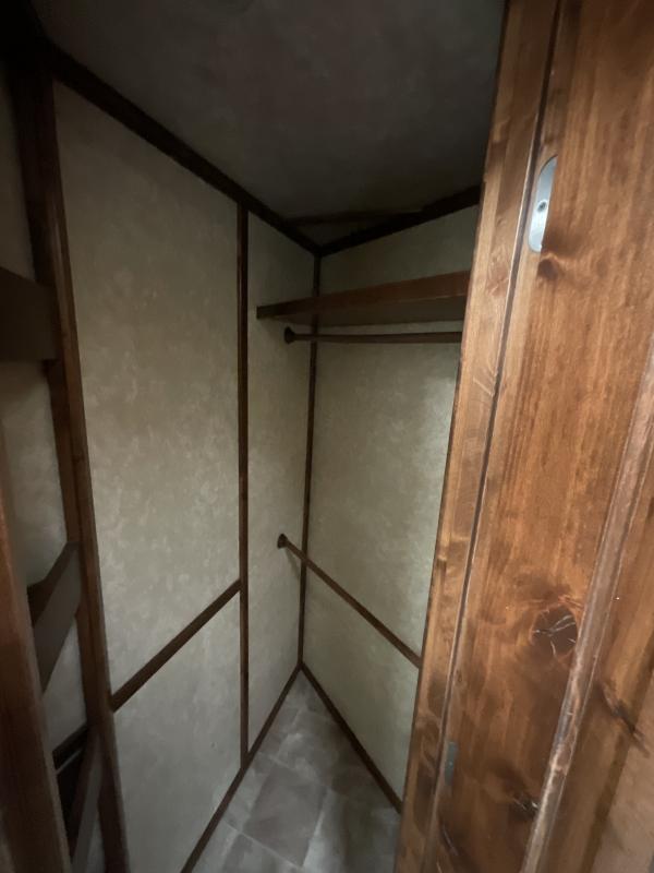 2014 Logan Coach RAZ4GNHDLQ 40' 4 horse Razor GN Horse Trailer**WITH WALK IN CLOSET** - Image 25