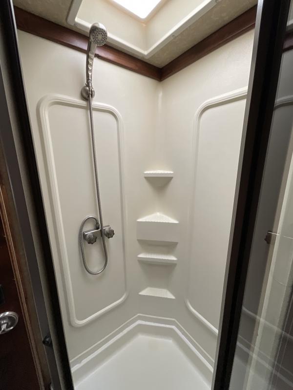 2014 Logan Coach RAZ4GNHDLQ 40' 4 horse Razor GN Horse Trailer**WITH WALK IN CLOSET** - Image 23