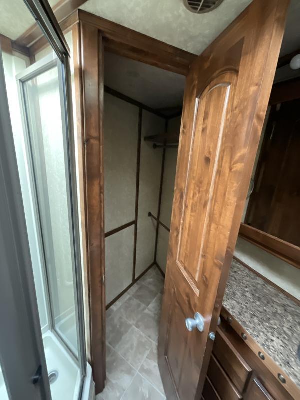 2014 Logan Coach RAZ4GNHDLQ 40' 4 horse Razor GN Horse Trailer**WITH WALK IN CLOSET** - Image 24