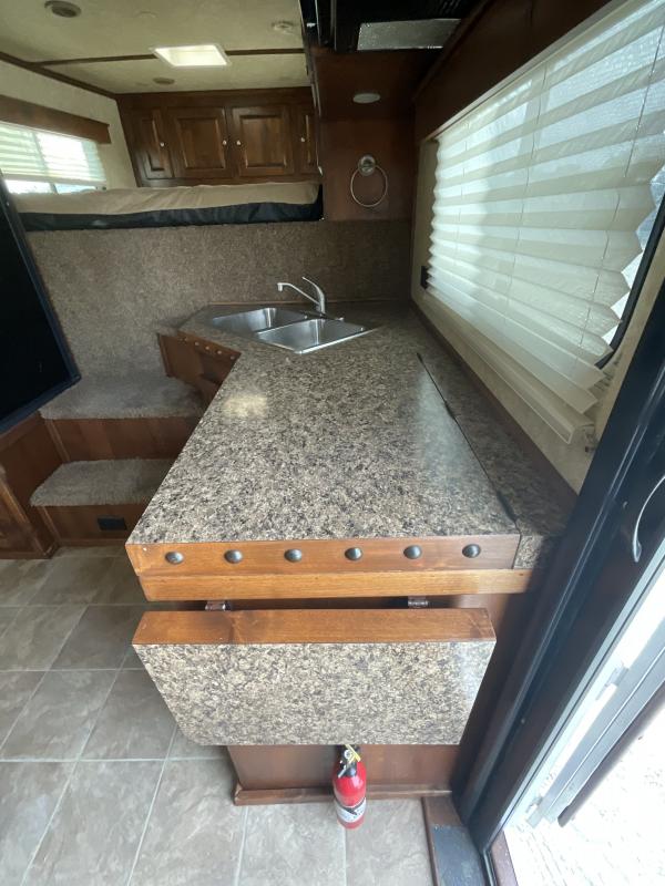 2014 Logan Coach RAZ4GNHDLQ 40' 4 horse Razor GN Horse Trailer**WITH WALK IN CLOSET** - Image 11
