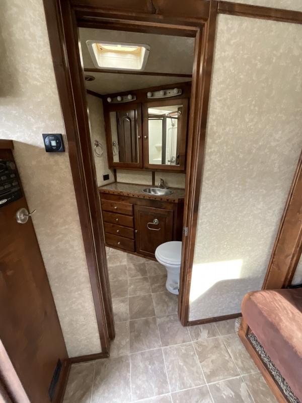 2014 Logan Coach RAZ4GNHDLQ 40' 4 horse Razor GN Horse Trailer**WITH WALK IN CLOSET** - Image 20