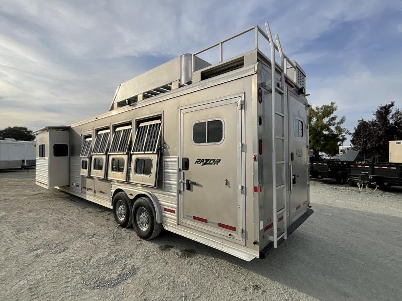 2014 Logan Coach RAZ4GNHDLQ 40' 4 horse Razor GN Horse Trailer**WITH WALK IN CLOSET** - Image 5