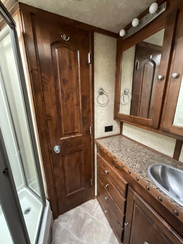 2014 Logan Coach RAZ4GNHDLQ 40' 4 horse Razor GN Horse Trailer**WITH WALK IN CLOSET** - Image 27