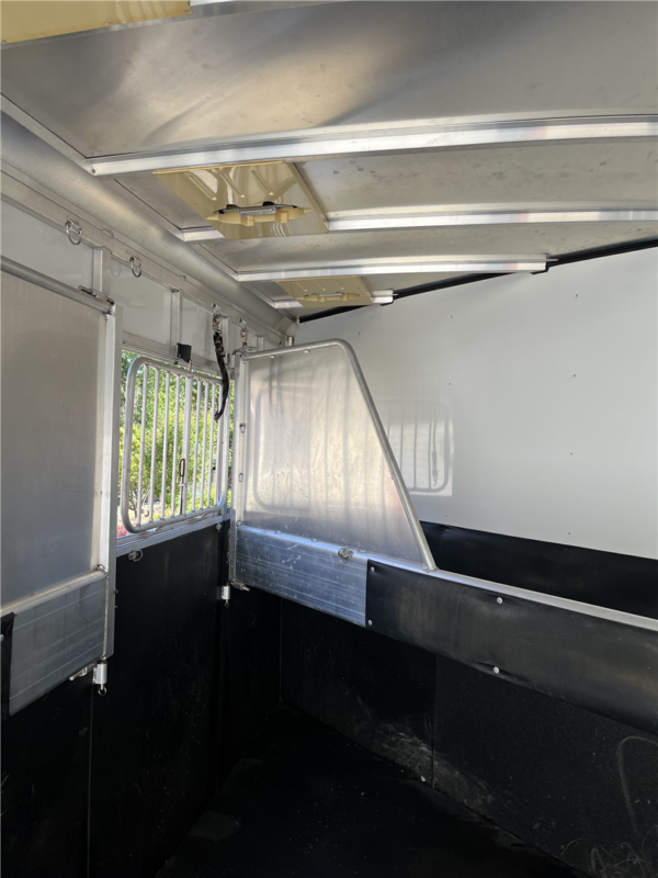 2013 Sundowner Trailers Sportman 3 Horse Triler - Image 3