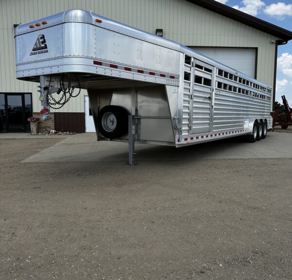 New 2024 Elite Trailers 32FT TRIPLE AXLE STOCK TRAILER W/ 3 COMPARTMENTS